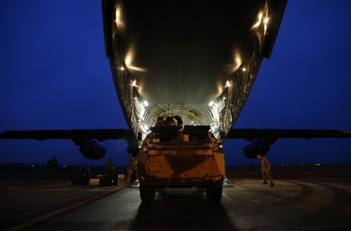 Xe bọc thép được chuyển lên chuyên vận C-17 của Không quân Anh (ảnh chụp ngày 14/1/13)